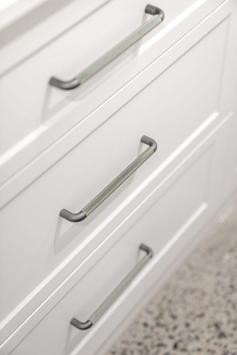 Knurled handle detail on shaker drawers