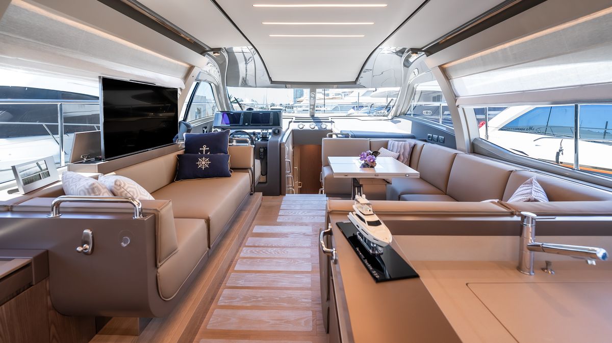 Ferretti Yachts 550 saloon