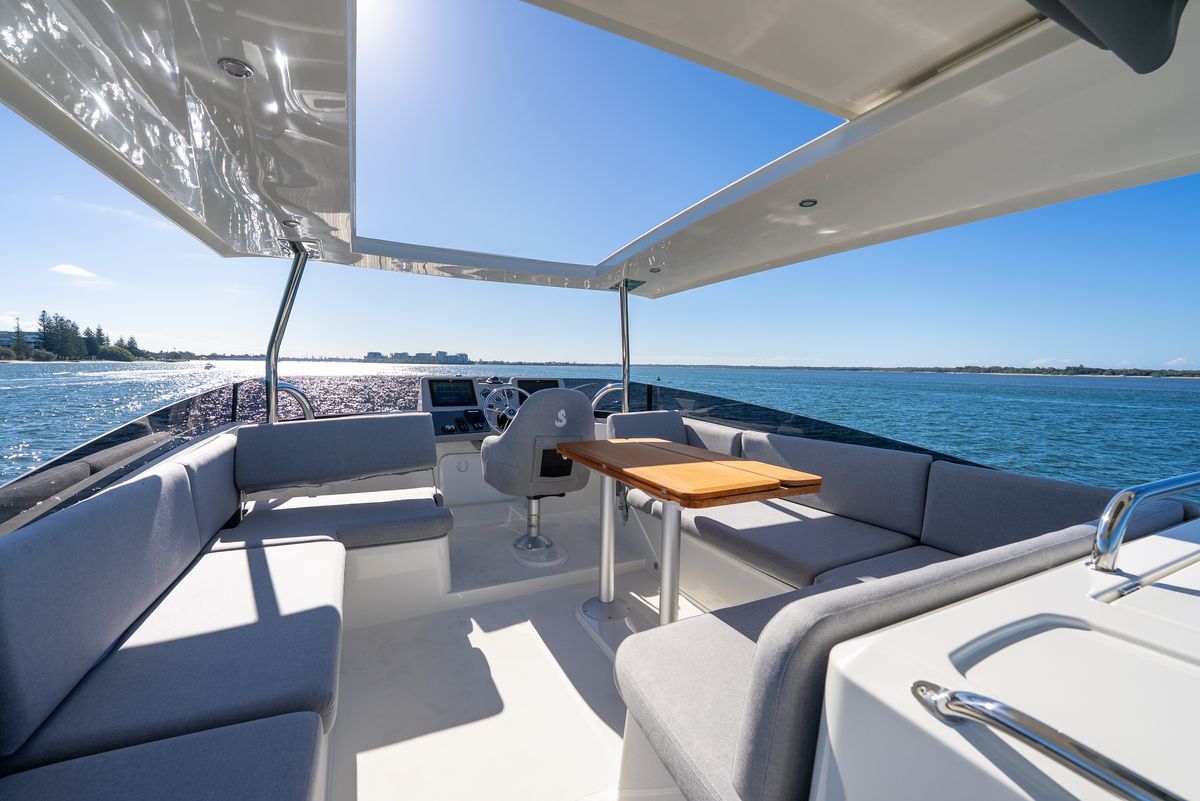 Flybridge helm and deck